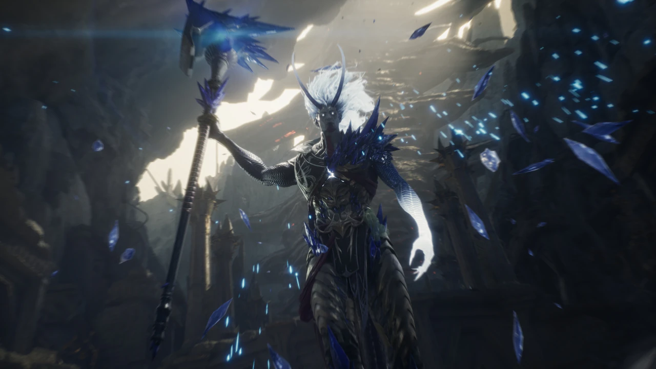 Um senhor da guerra com chifres e cabelos brancos, em armadura de cristal azul, ergue um cajado com espinhos enquanto fragmentos de cristal se espalham entre feixes de luz.