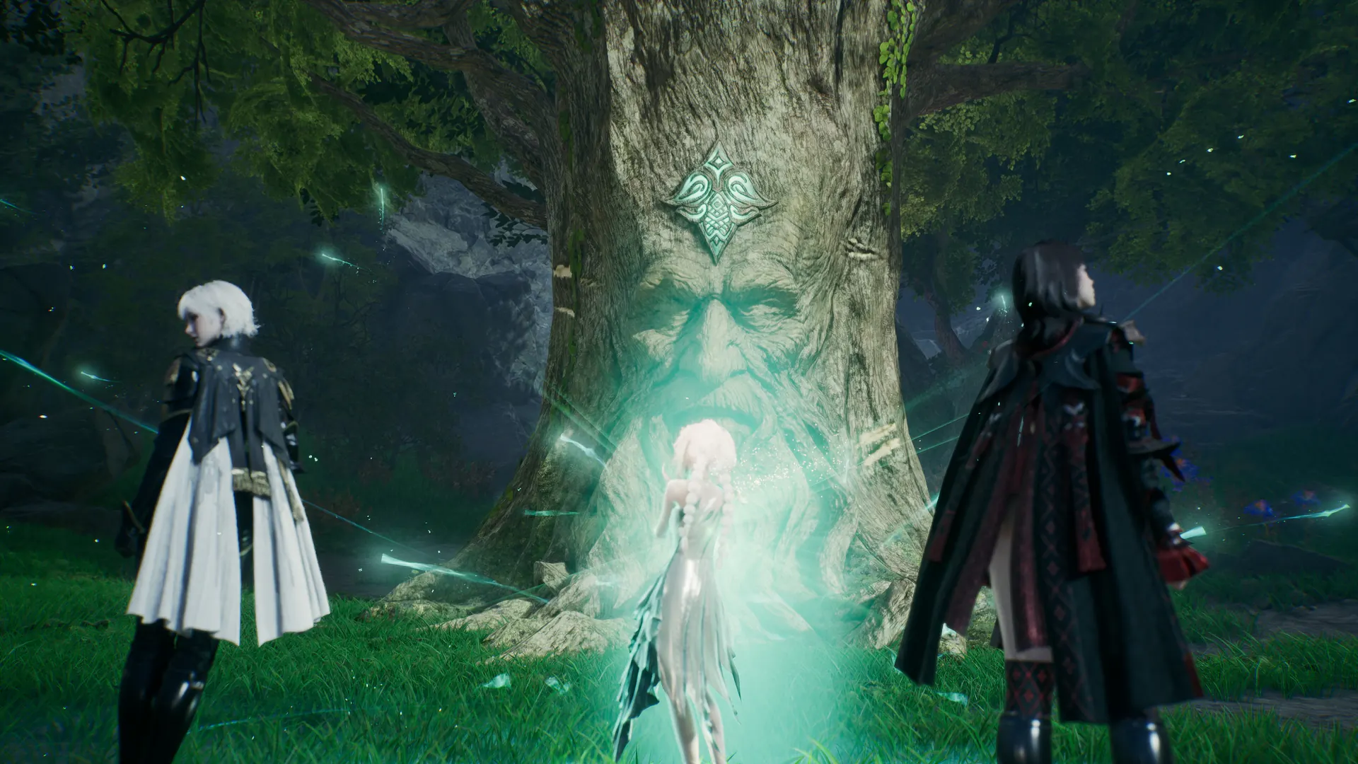 Un espíritu del bosque luminoso flota ante un árbol ancestral con un rostro tallado, flanqueado por dos aventureros encapuchados.