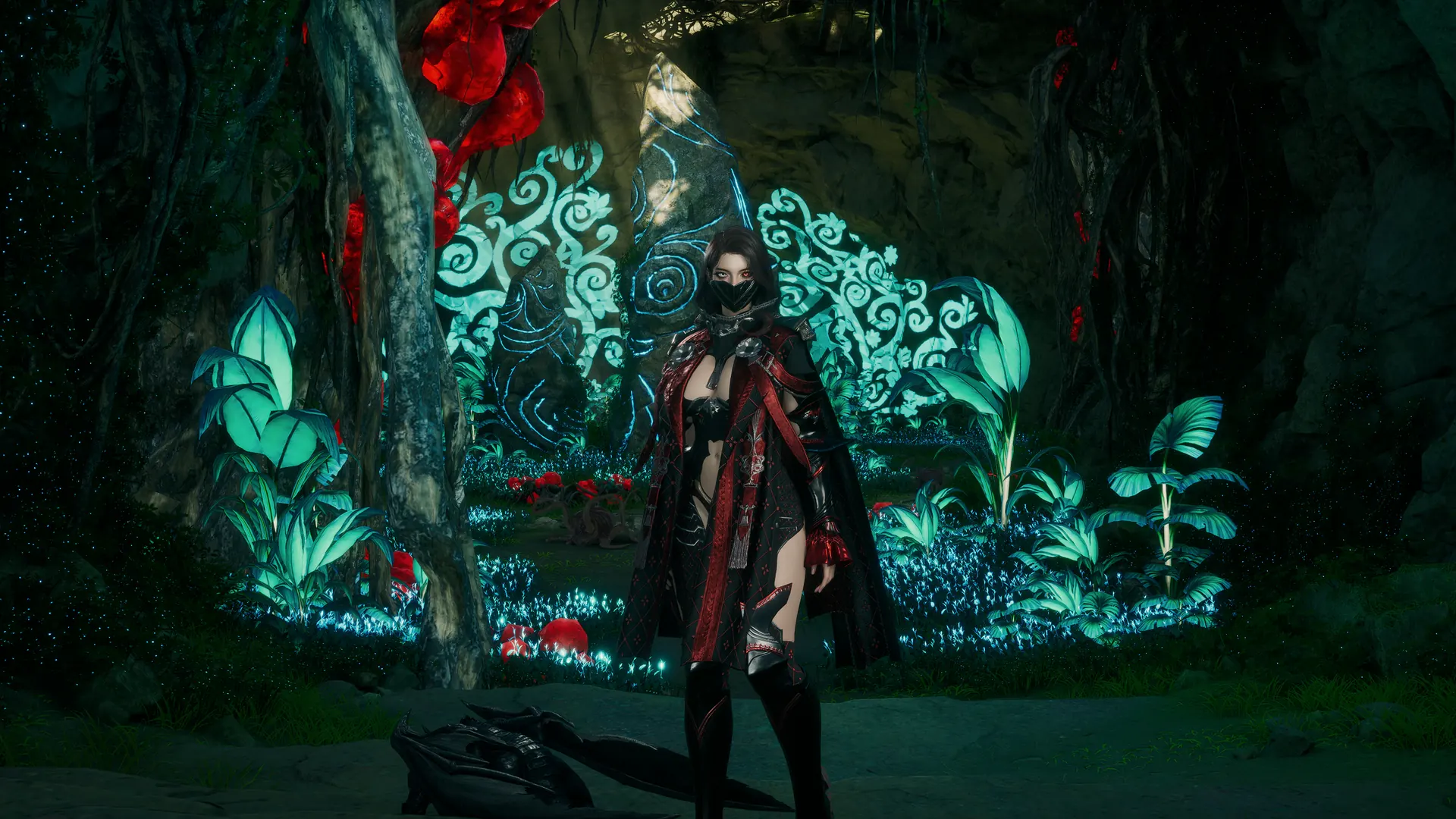 Una figura enmascarada en una oscura arboleda de plantas bioluminiscentes de color turquesa y frutos rojos, ante un muro de runas luminosas.