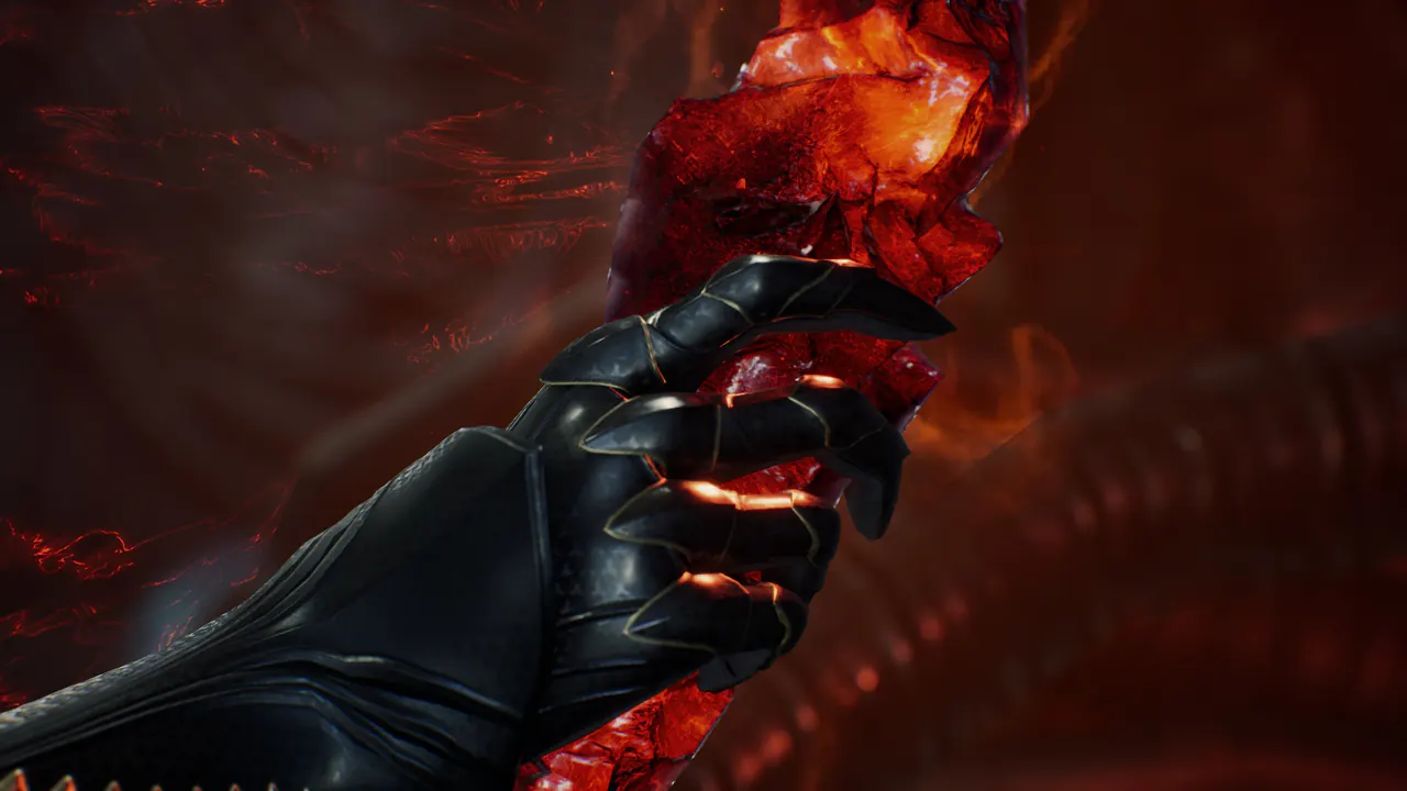 Uma manopla de armadura segura um cristal vermelho serrilhado e brilhante contra um fundo carmesim profundo.
